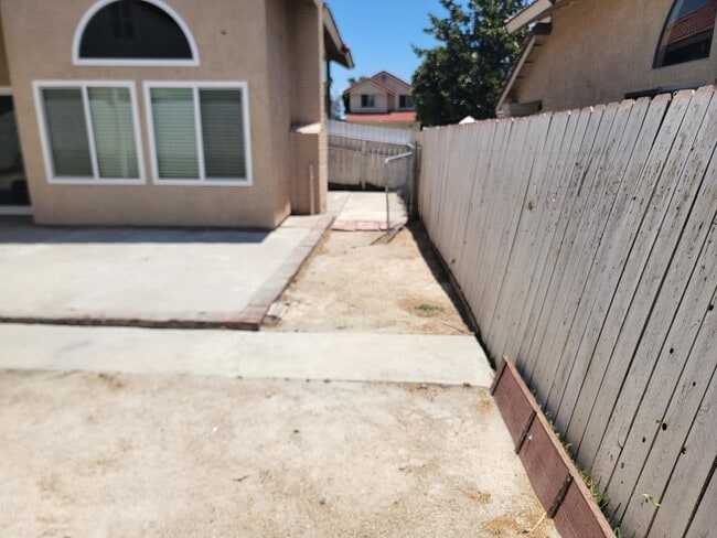 Building Photo - Fontana Two Story