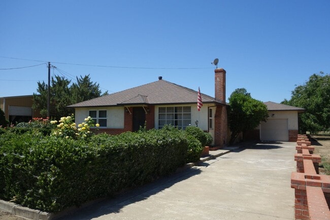 Building Photo - ? Charming Country Home Available November! ?