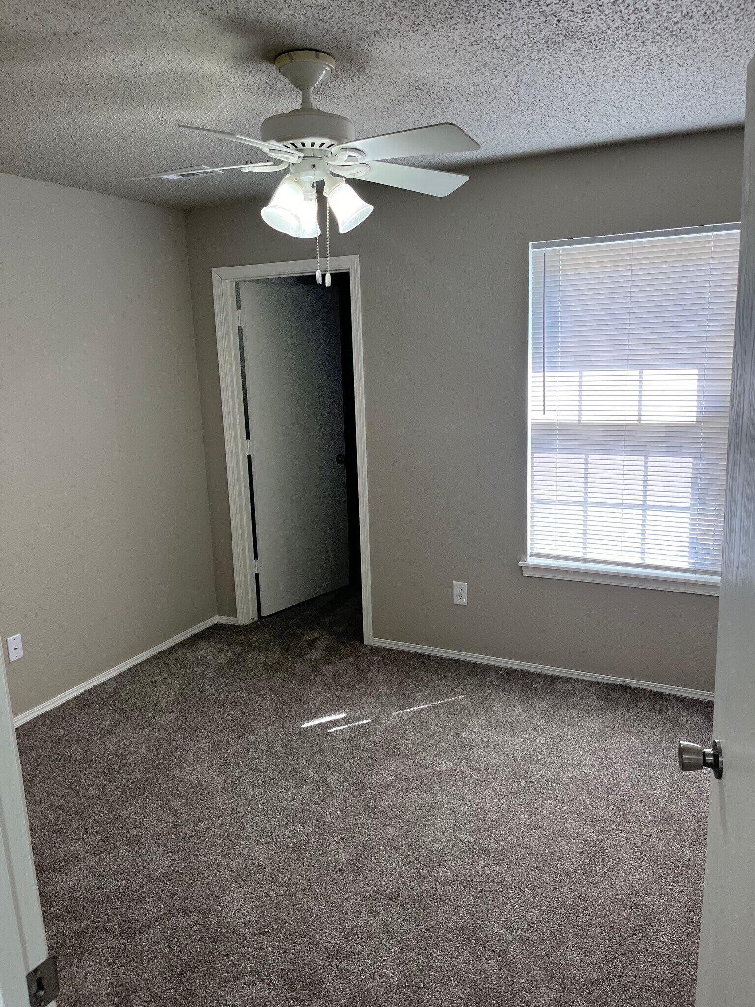 Bedroom - 887 N Daisy Ln