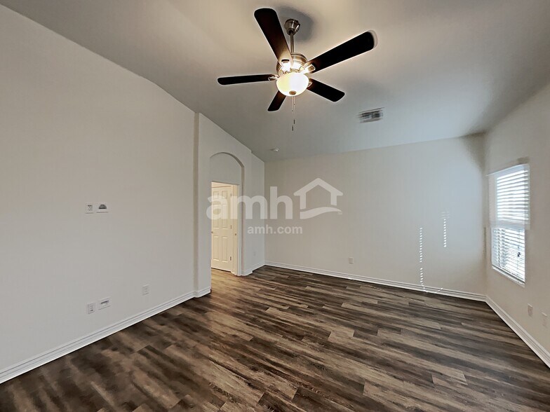 Building Photo - 9081 Blue Saguaro St
