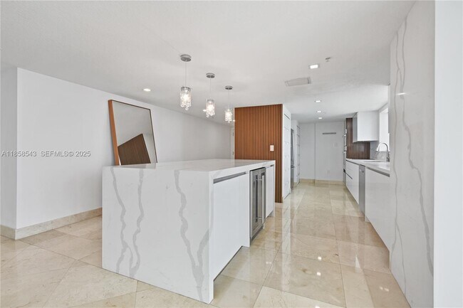 Building Photo - 1800 N Bayshore Dr