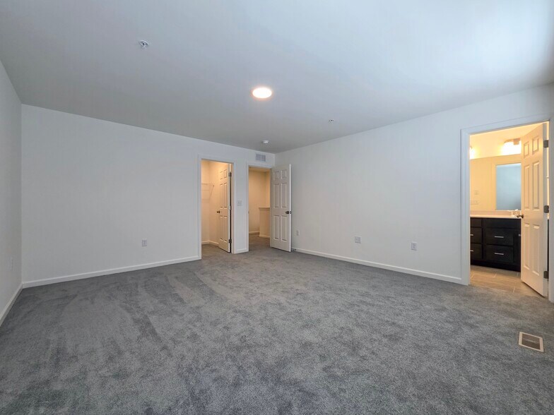 Building Photo - 2449 Spring Water Cir