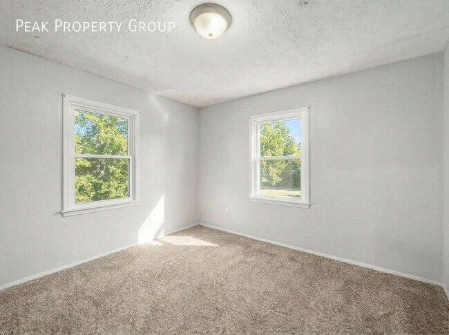 Building Photo - 1393-1395 Summit Street-2 Bedroom