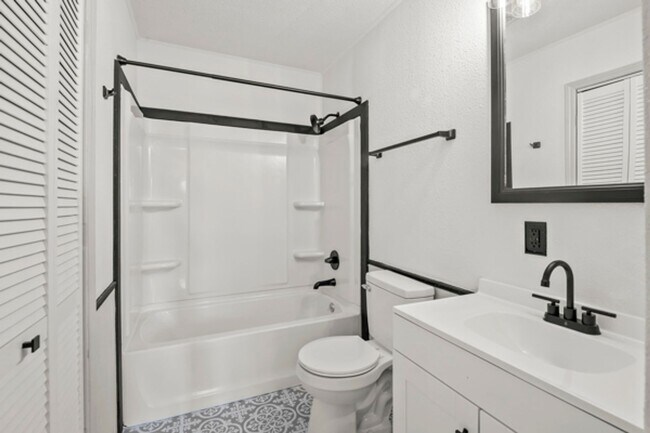 Building Photo - 246 SE 101st Rd