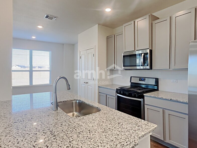 Building Photo - 207 Pebble Creek Run