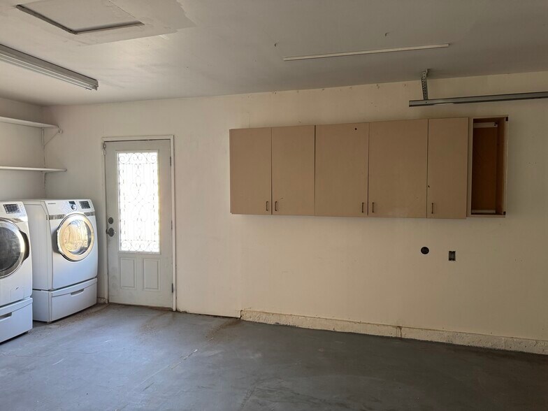 Building Photo - 2140 E Hildy Ln