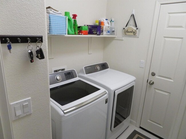 Building Photo - BRIGHT AND CLEAN 3 BED, 2 BATH, 1 STORY HOME IN ELK GROVE