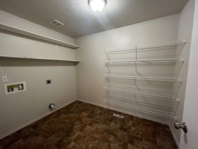 Building Photo - 945 W Woodpine St