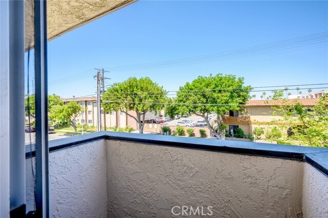 Building Photo - 6716 Sylmar Ave