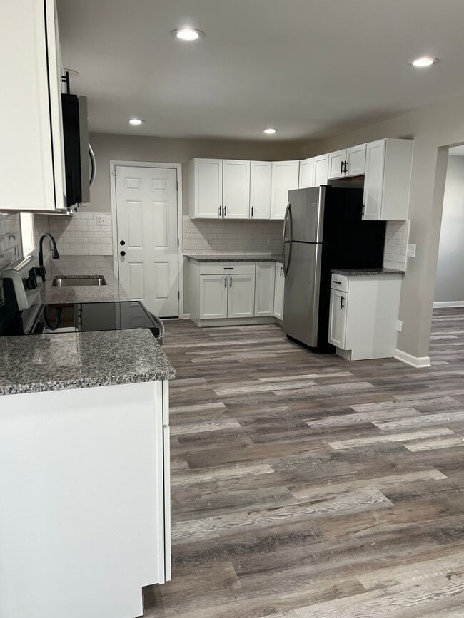 Building Photo - 3 Bedroom Beautifully updated Ranch