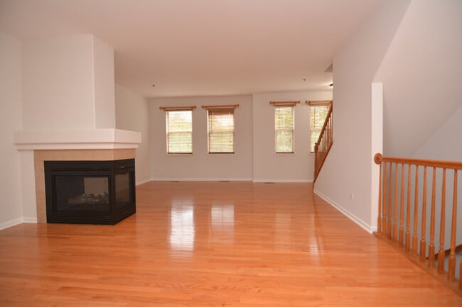 Building Photo - 4756 N Lamon Ave