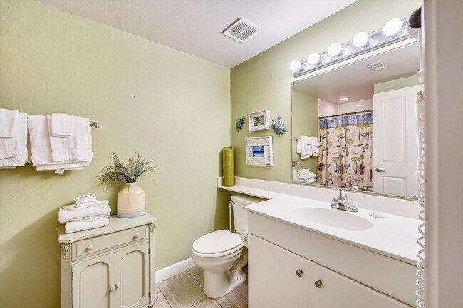 Building Photo - 9896 S Thomas Dr