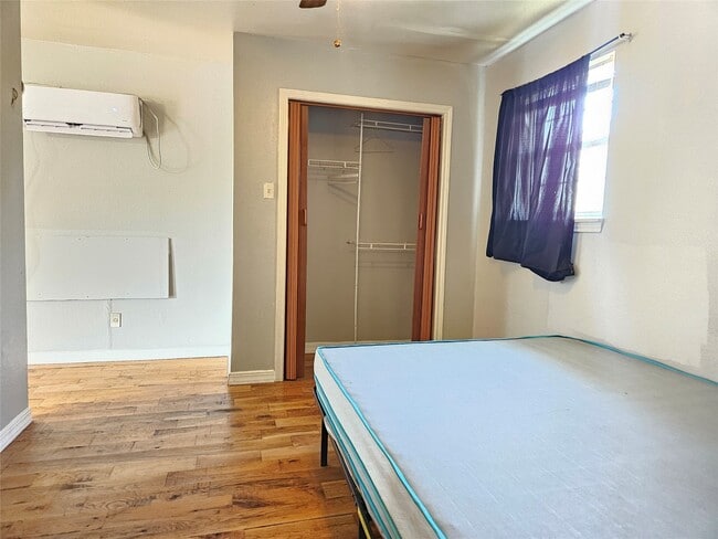 Building Photo - 705 Harris Ave