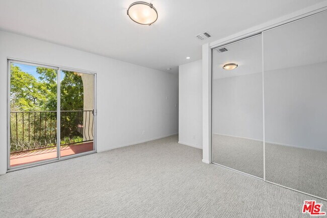 Building Photo - 2492 Banyan Dr