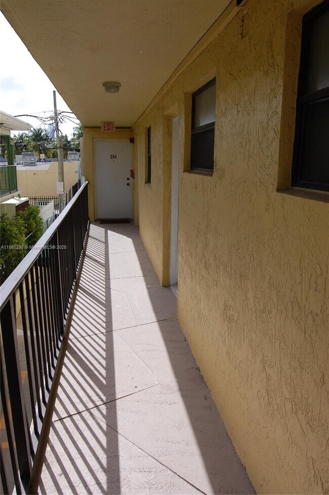 Building Photo - 1334 Collins Ave