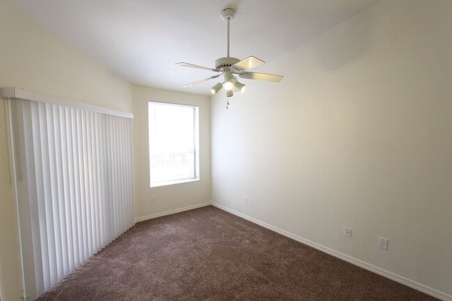 Building Photo - Light-Filled 2 Bed / 2 Bath Condo | 1,104 Sq Ft | Fireplace | Private Balcony