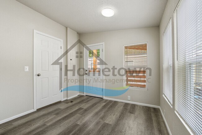 Building Photo - 3 Bedroom 2 Bathroom Home with Off-Street Parking Available in Sagle, Idaho!