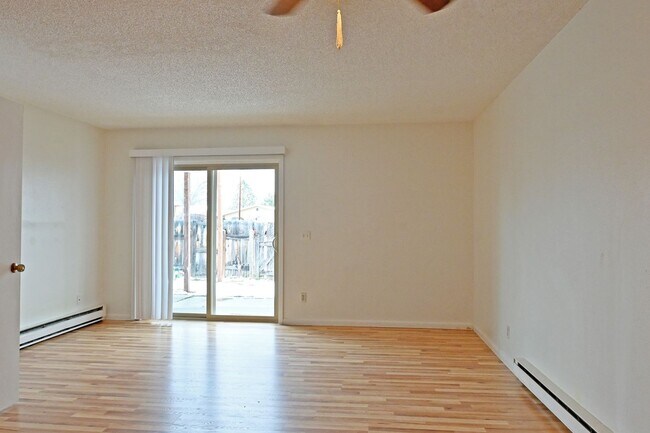 Building Photo - 2 bed 1 Bath townhouse