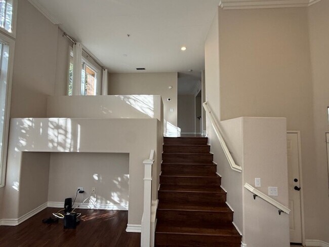 Building Photo - Condo in highly sought-after Vantage Commu...