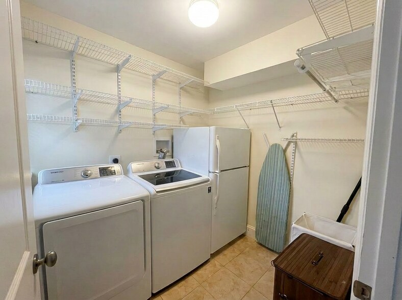 Building Photo - 14 Oak St