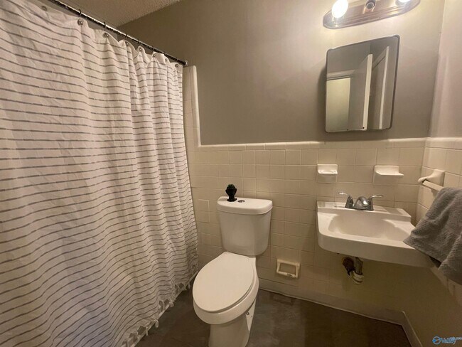 Building Photo - 606 Eastbrook Dr NW