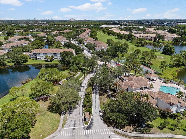 Building Photo - 13929 Fairway Island Dr
