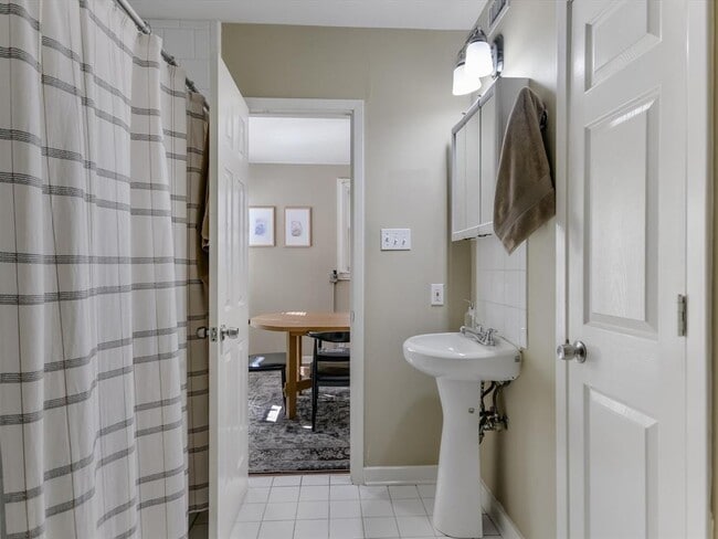 Building Photo - 902 1/2 S 2nd St