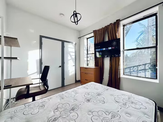 Building Photo - 2553 Church Ave