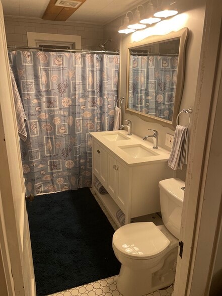 Building Photo - 20 Crescent St