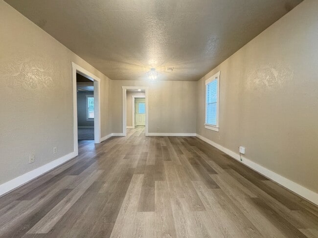 Building Photo - 510 W 6th St