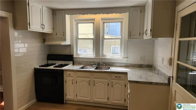 Building Photo - 324 Walnut St