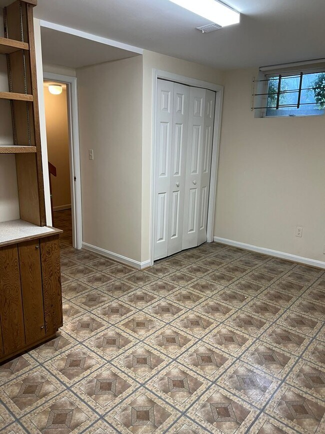 Building Photo - Wonderful end unit in Downtown Bethesda, 1...