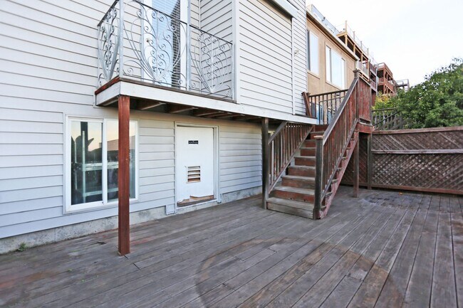 Building Photo - Spacious three-story 4BR/3BA single family...