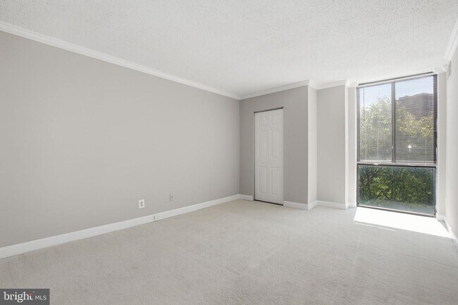 Building Photo - 2300 Pimmit Dr
