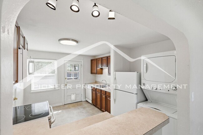 Building Photo - Updated 1/2 Duplex with Washer/Dryer and Fenced Yard