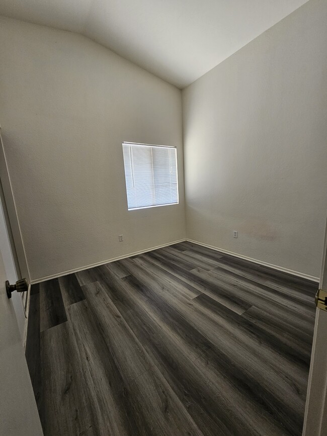 Building Photo - 655 Silverwood St