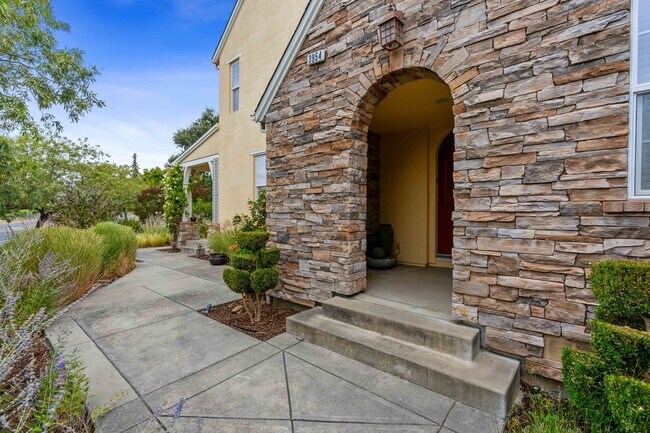 Building Photo - Spacious 3 Bedroom, 3 Bathroom Home with P...