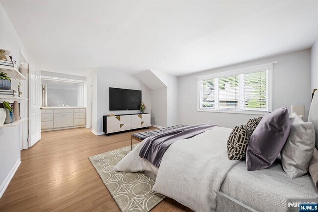 Building Photo - 12 Sandburg Ct