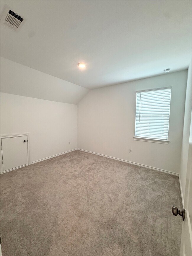 Building Photo - 15826 Dove Holw Dr