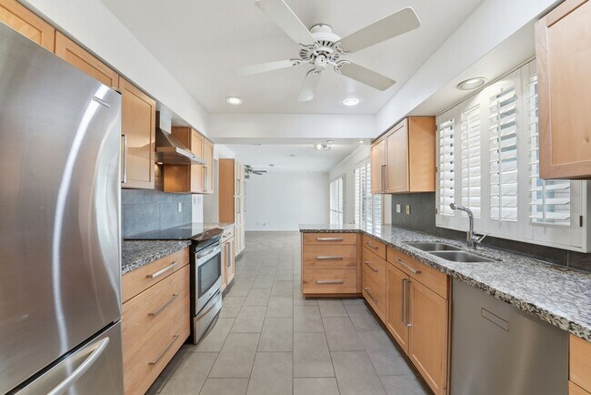 Building Photo - Welcome to this beautiful 4-bedroom, 3-bathroom home in Tempe Arizona!