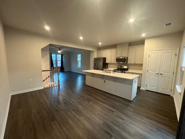 Building Photo - Beautiful End-Unit Townhome