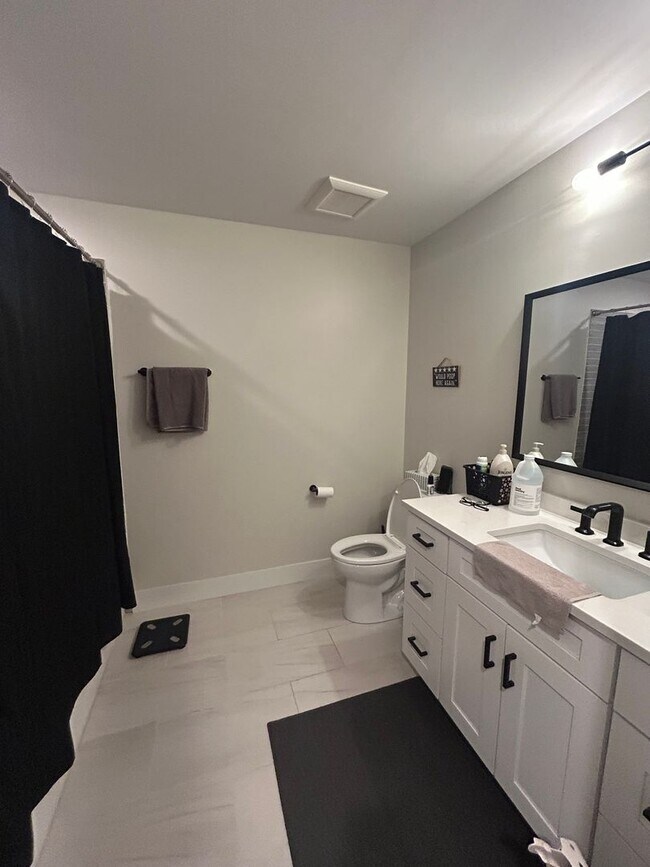 Building Photo - 1646 W Belmont Ave