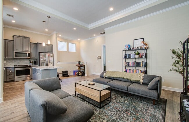 Building Photo - 2115 Naomi St