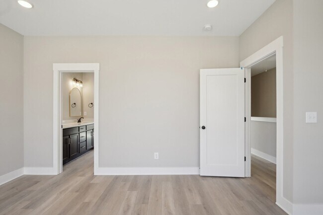 Building Photo - 341 Archwood Dr