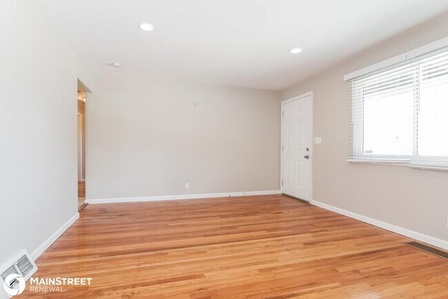 Building Photo - 10401 Trask Dr, Dellwood, MO 63136