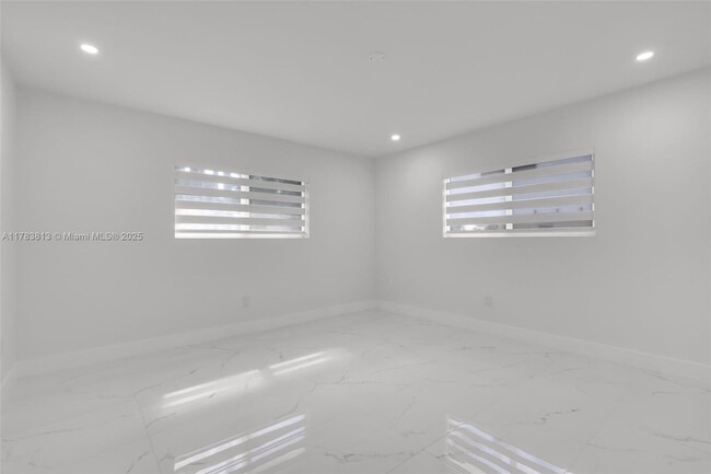 Building Photo - 7420 Beach View Dr