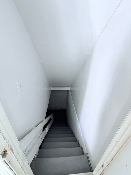 Building Photo - 161 Martin St