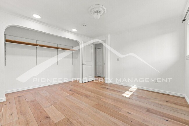 Building Photo - Charming Home with Washer/Dryer and 2-Car Garage