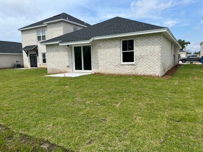 Building Photo - 3 bed 2 bath House