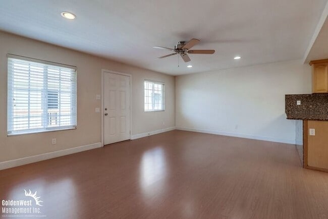 Building Photo - Stylish Upper-Level 2Bdm 1Ba Condo in Gate...